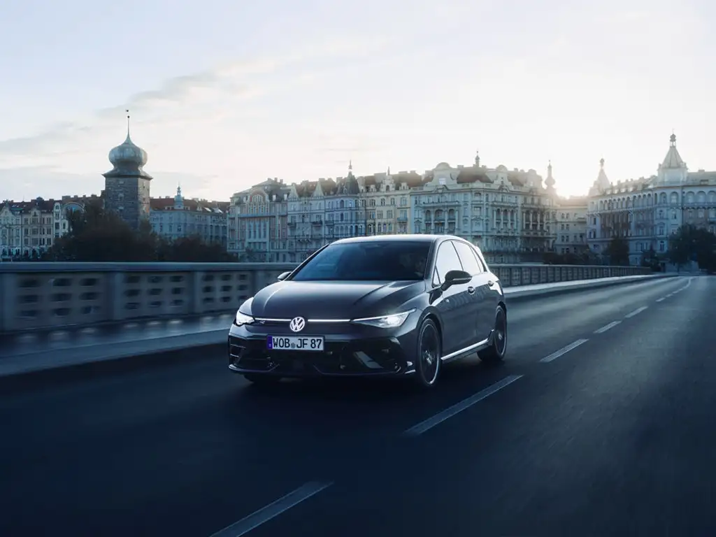 Golf R auf der Straße in dnukelgrau