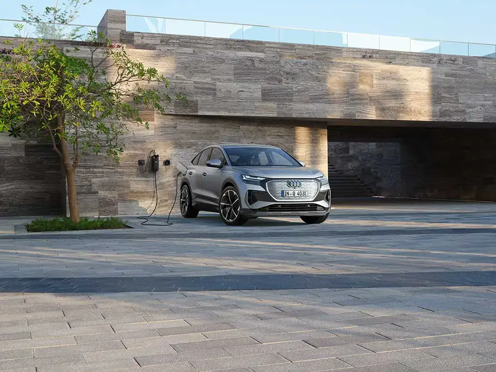 Audi Q4 e-tron silber