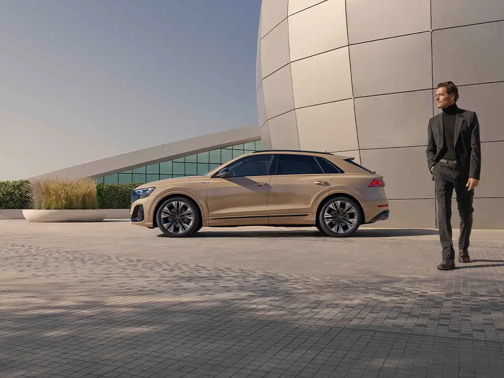 Audi Q8 SUV beige Seitenansicht