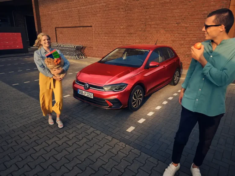 Polo Life in rot, zwei Personen beim Einkauf